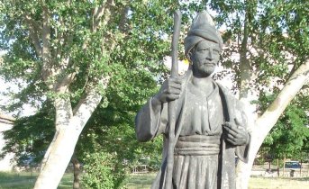 Yunus Emre statue in İstanbul, Turkey. Photo Credit: Maderibeyza, Wikipedia Commons.